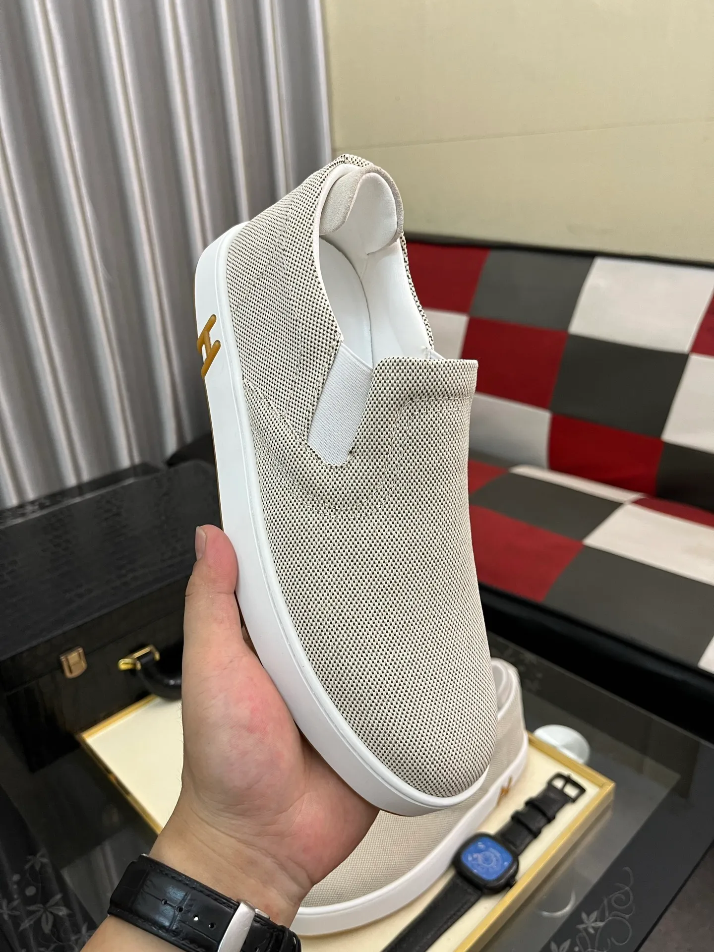 Men's Men's Shoes💰458⌚️⌚️HERMES/Hermès Hugo sneakers are casual men's shoes. These sneakers are made of imported first-layer cowhide leather and breathable mesh design. The contrasting color design creates a dynamic and modern shape. The front end of the toe is decorated with natural-color rubber inlays, making it novel and fashionable. The texture is incomparable, with cowhide lining and cowhide foot pads, the upper foot is comfortable and breathable, and the rubber sole is decorated with geometric patterns and iconic "H" details. A very personal one! Size: 38-44